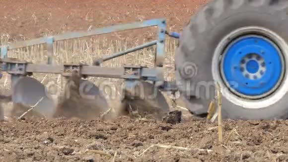 农用拖拉机在田间行驶视频的预览图