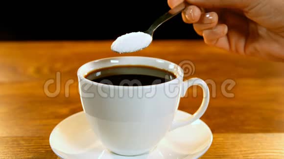 倒入咖啡杯的一勺糖视频的预览图