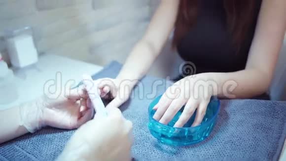 美容院的专业人士给女人修指甲视频的预览图