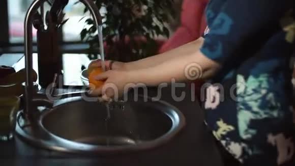 漂亮女人在水下洗了一个橘子视频的预览图
