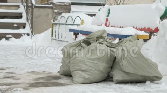 躺在雪地里的袋子里的建筑垃圾视频的预览图