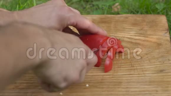 男人用刀子慢慢切红胡椒视频的预览图
