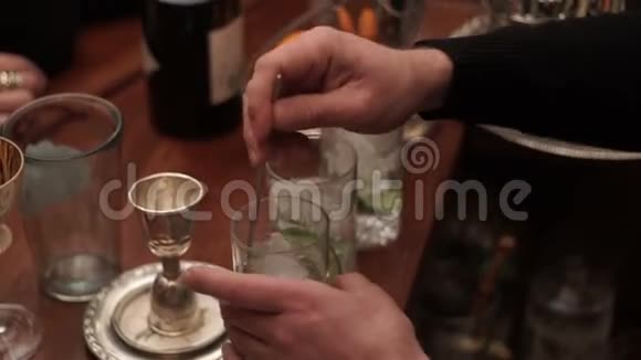 男酒精用玻璃杯中的鸡尾酒搅拌冰视频的预览图