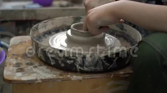 波特他的瞳孔试图在一个车间的陶轮上做一个陶瓷碗视频的预览图