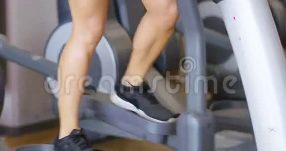 健身健身馆椭圆健身机健身女子训练视频的预览图