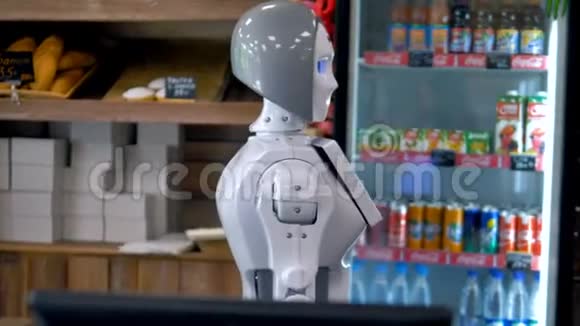 一个机器人在面包店柜台工作视频的预览图