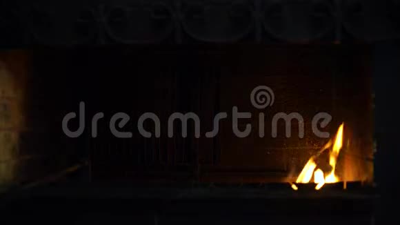 传统的砖砌壁炉在黑暗中燃烧着火焰视频的预览图