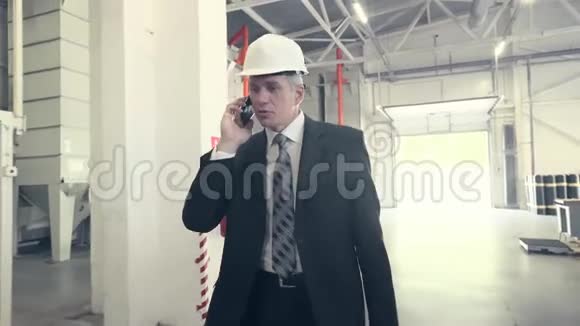 男人穿过工厂打电话视频的预览图