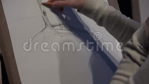 艺术家画了一幅铅笔的画4K视频的预览图