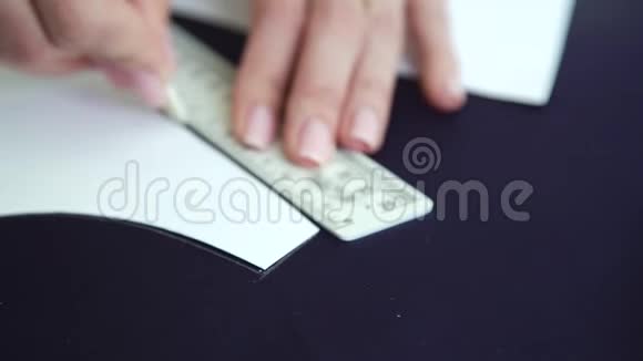 女裁缝用粉笔在织物上的手绘模板视频的预览图