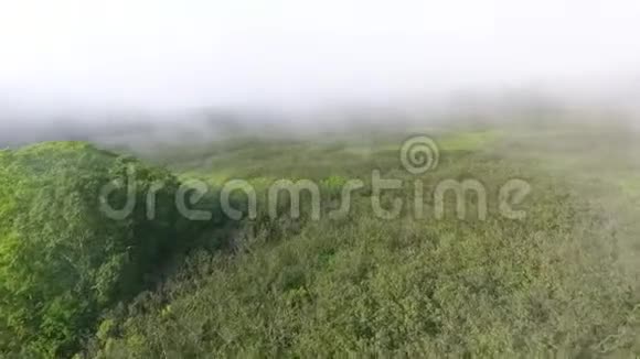 空中飞行飞越陡峭的山坡向群山飞去视频的预览图