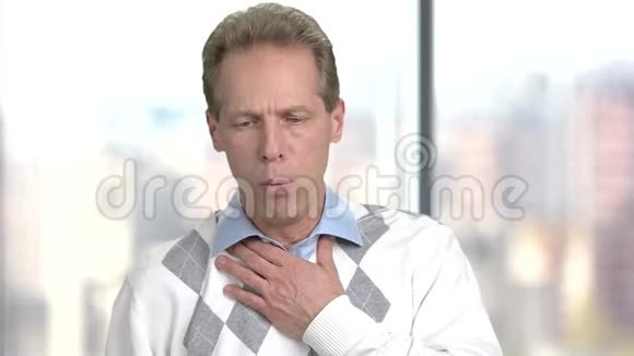 有咳嗽发作的成熟男人视频的预览图