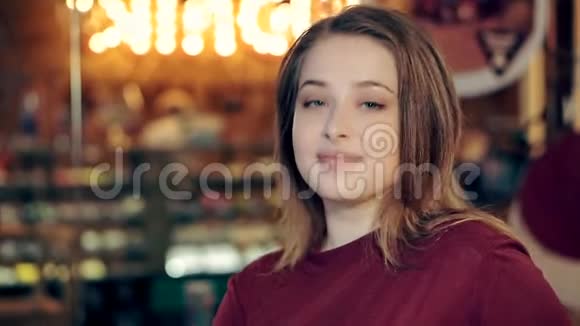 一个可爱的女孩在一家舒适的咖啡店里的肖像视频的预览图