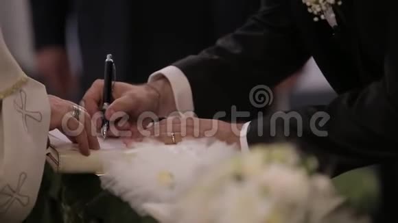 在教堂举行婚礼新郎新娘签名视频的预览图