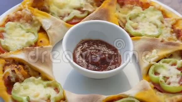 白色盘子里的墨西哥披萨视频的预览图