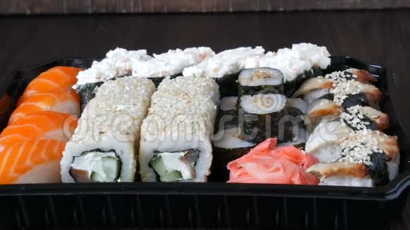 相机放大时尚的新鲜寿司配有各种寿司卷特写视频的预览图