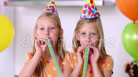 双胞胎姐妹参加派对视频的预览图