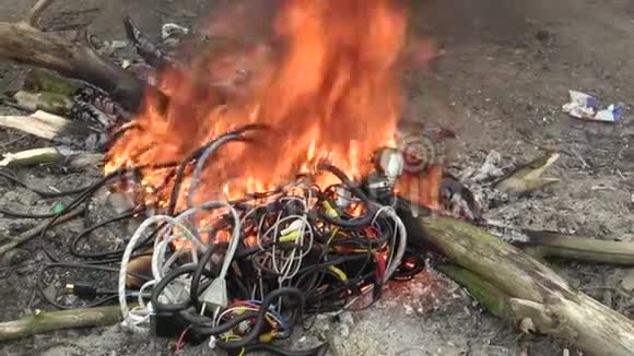 无家可归的火烟燃烧塑料电缆垃圾视频的预览图