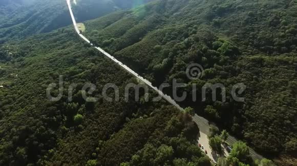 森林中高速公路的空中拍摄视频的预览图