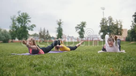 三个年轻人在公园里练习瑜伽视频的预览图