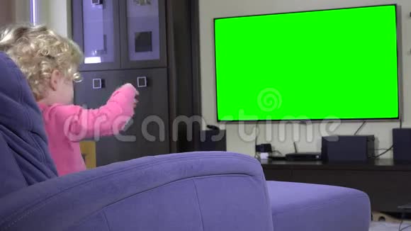 情绪化的女孩子看绿色屏幕色度键电视视频的预览图