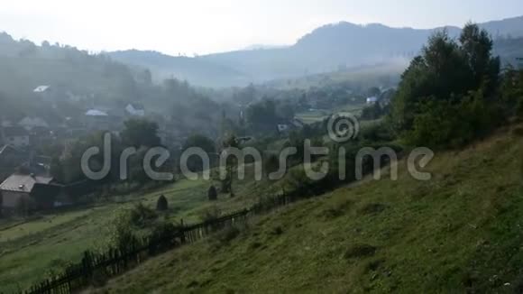 喀尔巴阡山脉一个山村的晨景视频的预览图
