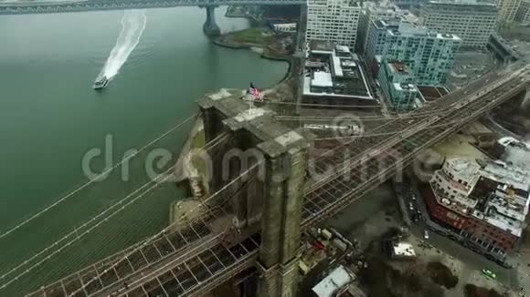 曼哈顿岛码头和哈德逊河漂流船的空中拍摄视频的预览图