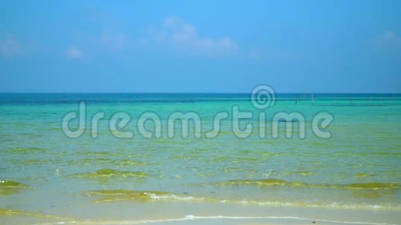 美丽的太阳海滩白色热带沙蓝色的海洋地平线慢蛾视频的预览图