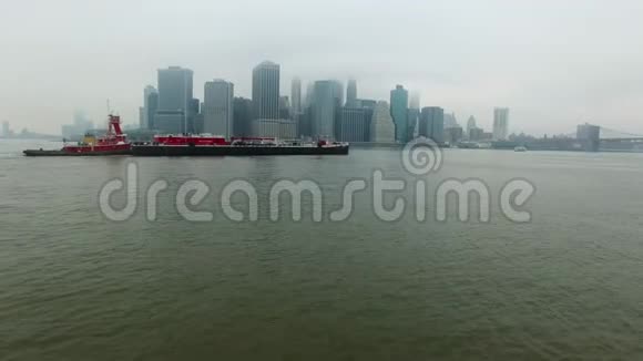 曼哈顿岛和孤舟的远处鸟瞰视频的预览图