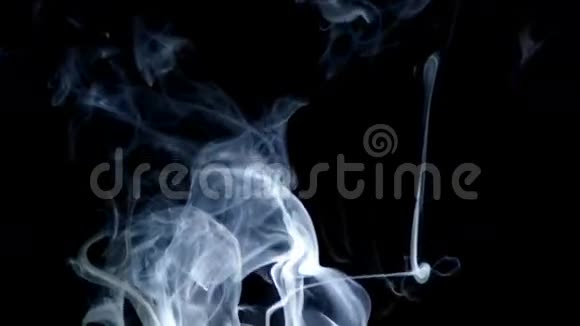 在黑暗中白色的烟雾在上面升起视频的预览图
