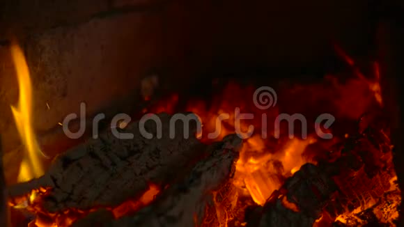 在壁炉里燃烧煤慢动作视频的预览图