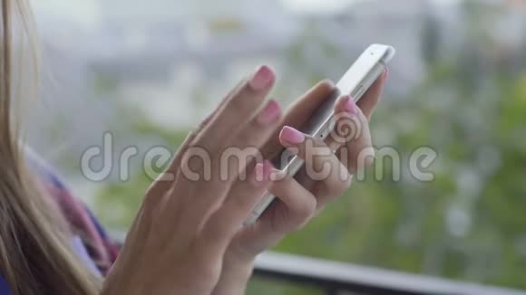 女性手握住并使用智能手机4K视频的预览图