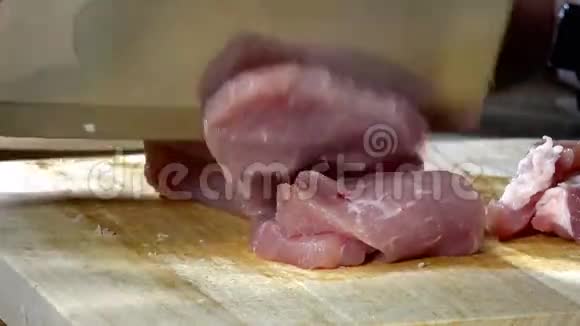 生猪肉切成块视频的预览图