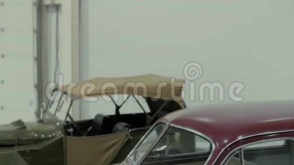 红色复古车的车身站在展厅里视频的预览图