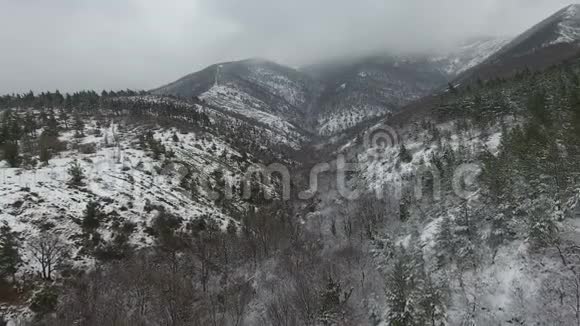 阴沉的积雪覆盖的山脉鸟瞰视频的预览图