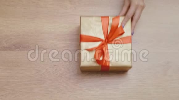 带红丝带的圣诞礼品盒图片视频的预览图