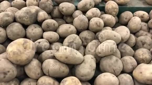 男人在超市里选择生的农场有机土豆亚洲印度尼西亚视频的预览图