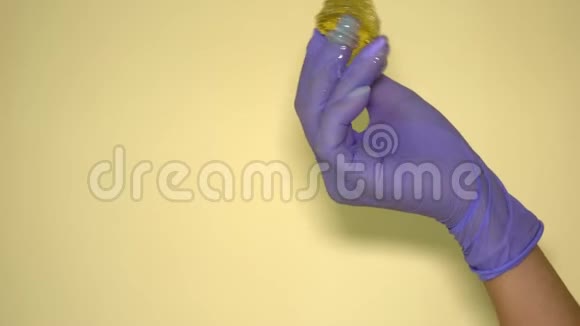 用手手套演示糖膏的吓唬大师视频的预览图