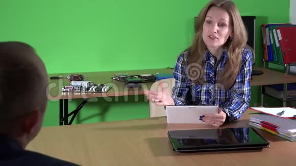 电脑维修服务女经理咨询客户男坏笔记本电脑视频的预览图