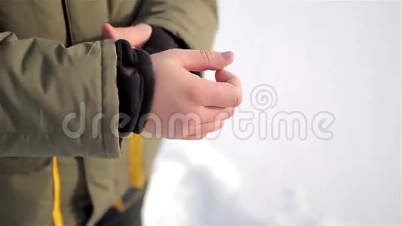 带有拇指孔的暖袖袖口男人手视频的预览图