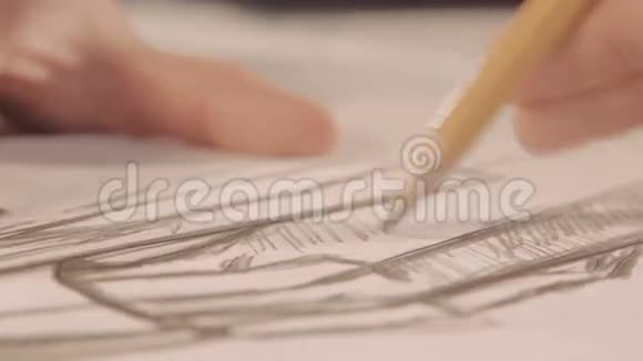 女孩在纸上画一支铅笔特写视频的预览图