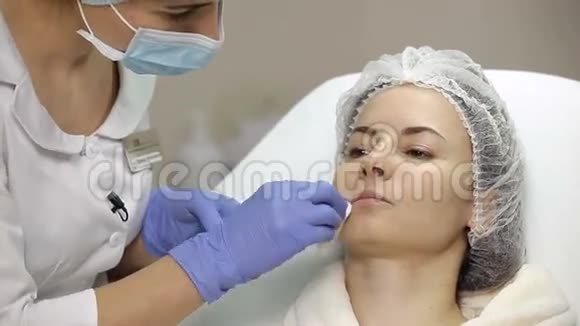 术前用化妆棉擦拭女病人面部消毒视频的预览图