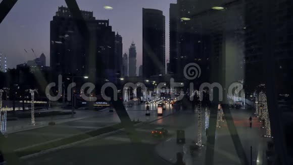 从窗口到夜城的视野迪拜视频的预览图