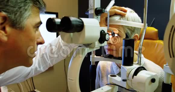 视光师用裂隙灯检查病人眼睛4k视频的预览图