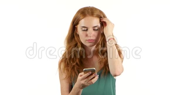 女孩看着手机上的照片白色背景视频的预览图