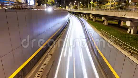 城市交通在桥上的时间流逝视频的预览图