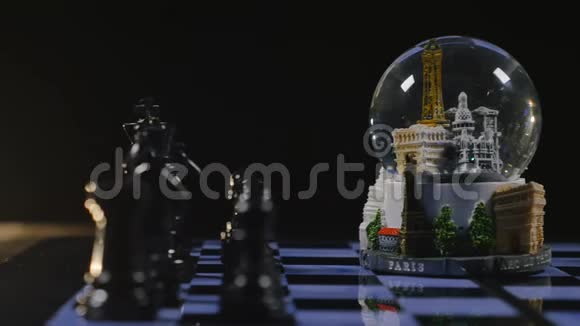 棋盘和棋子游戏黑色背景雪球背景视频的预览图