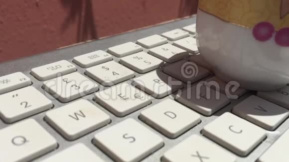 咖啡杯溅到笔记本电脑键盘上视频的预览图