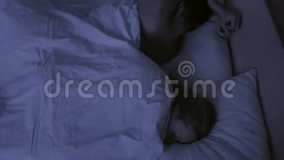 失眠的概念这对夫妇在他的睡眠中辗转反侧一个顶级的视角时间流逝视频的预览图