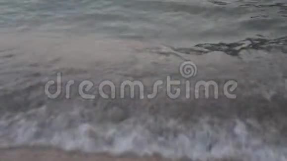 平静的海浪在海滩上关闭早上在海上日出循环视频的预览图